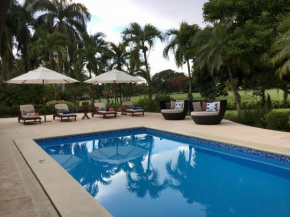 Luxury Villa with private Pool and Maid Service. Close to all Amenities!
